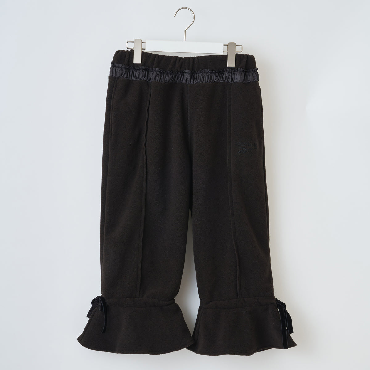 naokitomizuka Reebok Cropped Fleece Pants With Ribbon Hem ナオキトミヅカ リーボック クロップドフリースパンツ ウィズリボンヘム GRNTP016【レディース リボン フレア フリース ロゴ刺繍 ポケット付き 26FW】