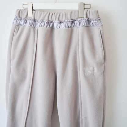 naokitomizuka Reebok Cropped Fleece Pants With Ribbon Hem ナオキトミヅカ リーボック クロップドフリースパンツ ウィズリボンヘム GRNTP016【レディース リボン フレア フリース ロゴ刺繍 ポケット付き 26FW】