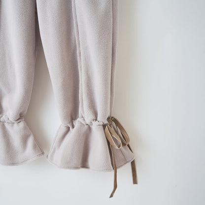 naokitomizuka Reebok Cropped Fleece Pants With Ribbon Hem ナオキトミヅカ リーボック クロップドフリースパンツ ウィズリボンヘム GRNTP016【レディース リボン フレア フリース ロゴ刺繍 ポケット付き 26FW】