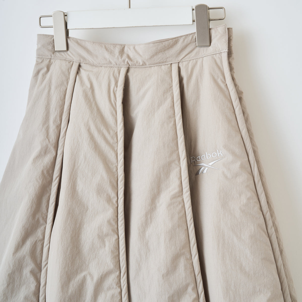 naokitomizuka Reebok Padded Pleated Skirt ナオキトミヅカ リーボック パデットプレーテッドスカート GRNTS015【レディース 中綿 プリーツスカート ロゴ刺繍 スポーティ  26FW】